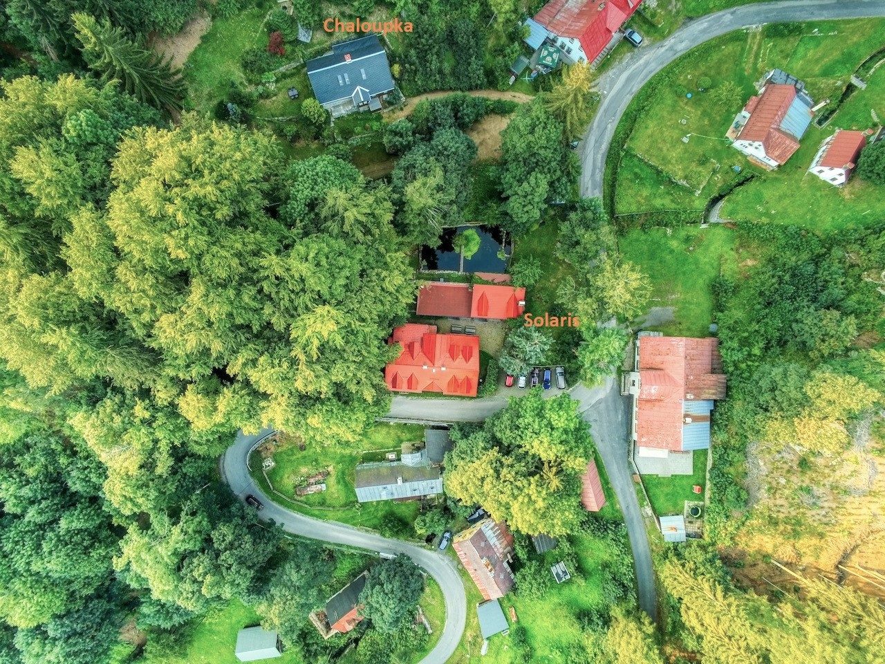 Chaloupka – poloha roubenky v areálu penzionu z letecké fotografie