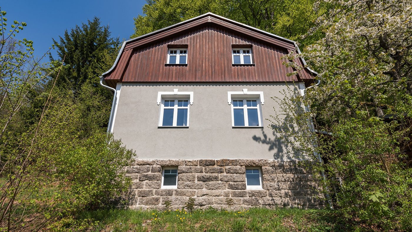 Baráček – štítová strana chalupy s žulovým soklem