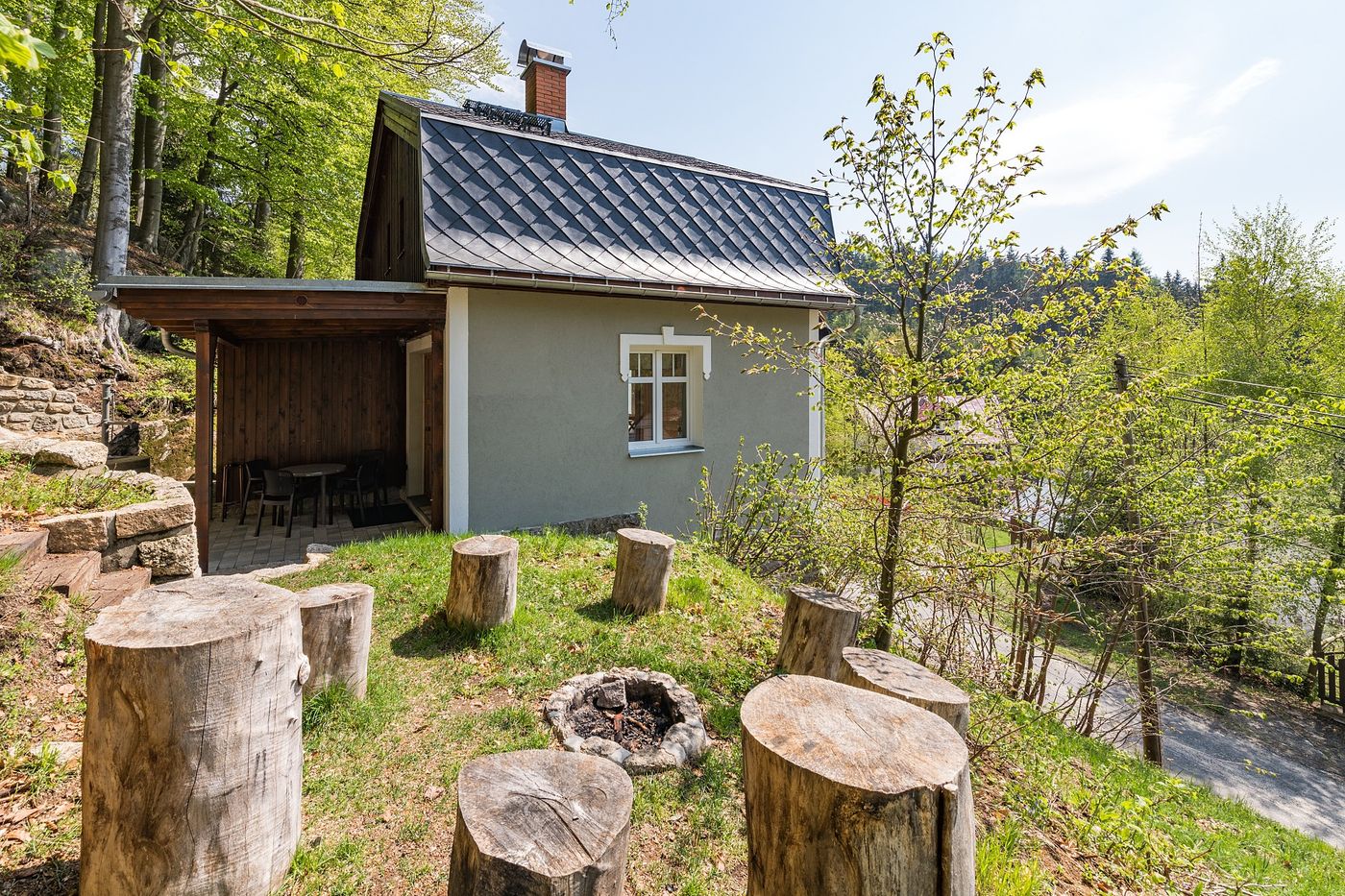 Baráček – chalupa s ohništěm a špalky v zahradě