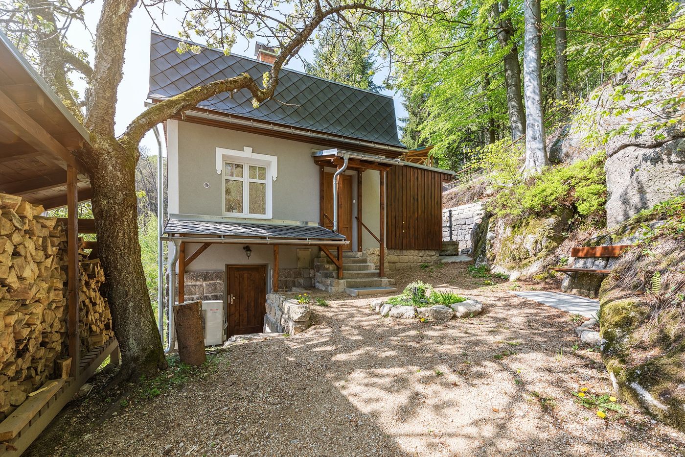 Baráček – příjezd k chalupě s dřevníkem