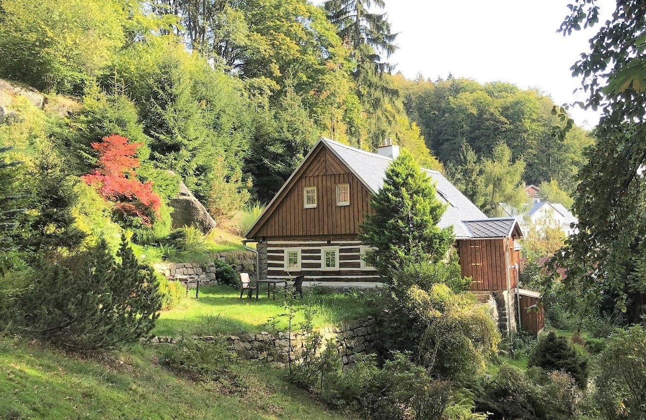 Chaloupka – roubenka s podzimní zahradou