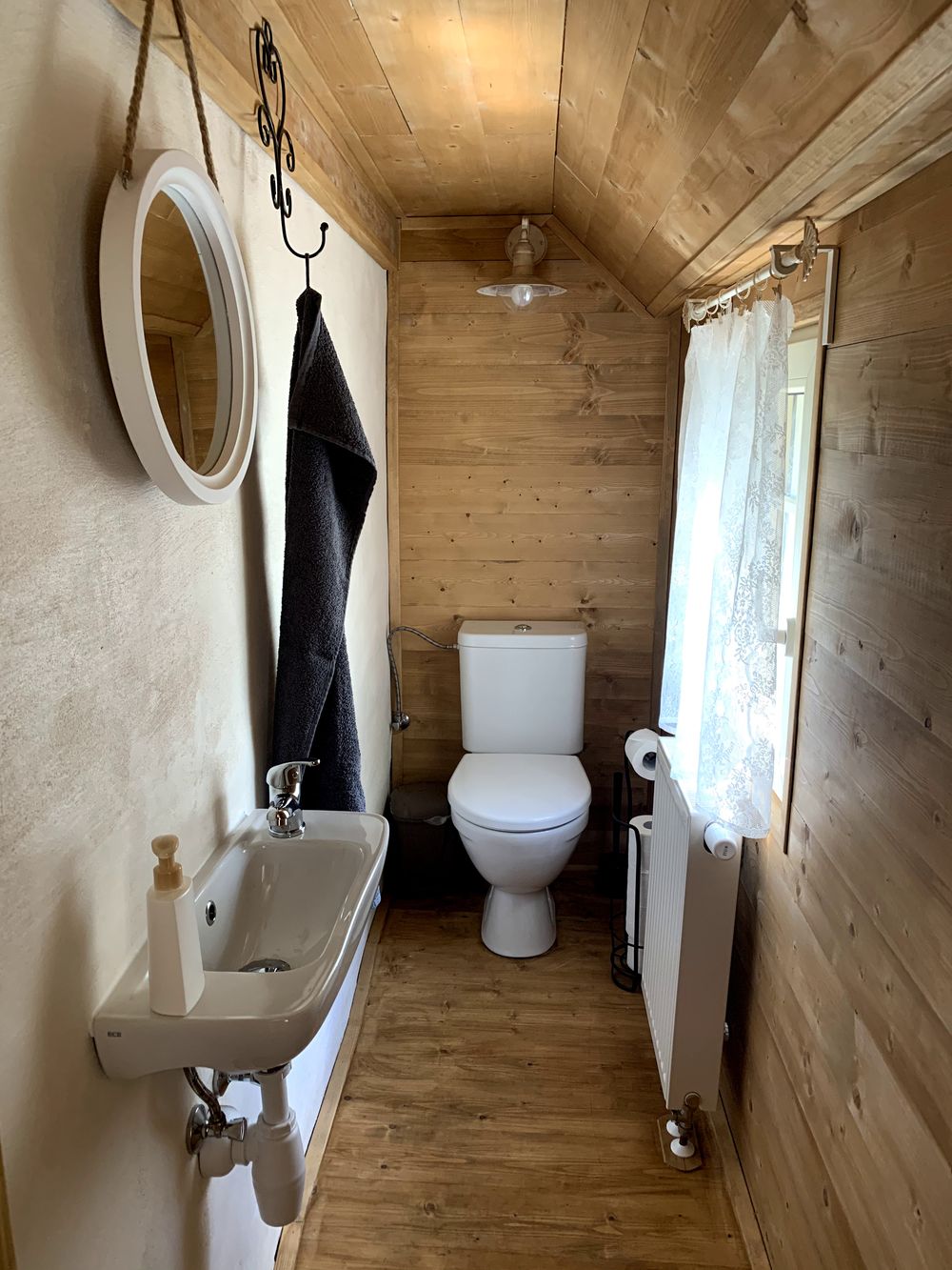 Chaloupka – samostatné WC s umyvadlem