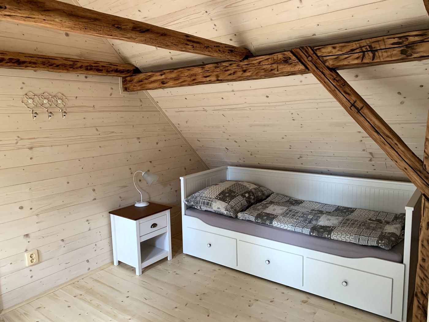 Chaloupka – otevřená dvoulůžková část s rozkládací pohovkou