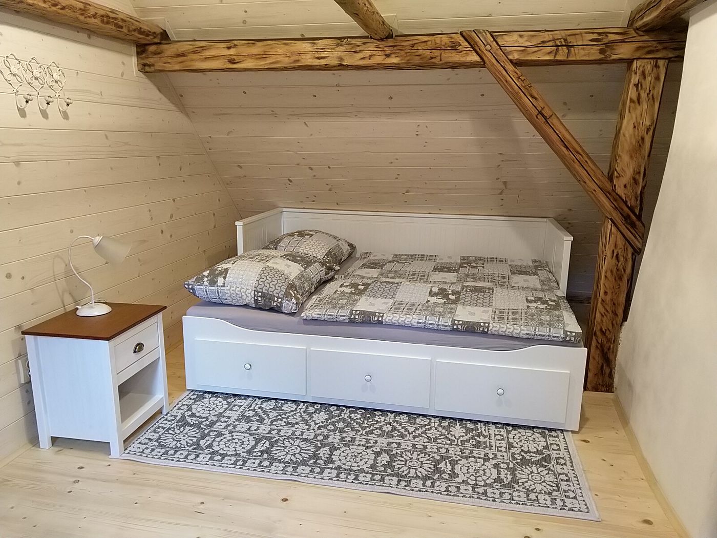 Chaloupka – rozkládací postel pod šikmým stropem