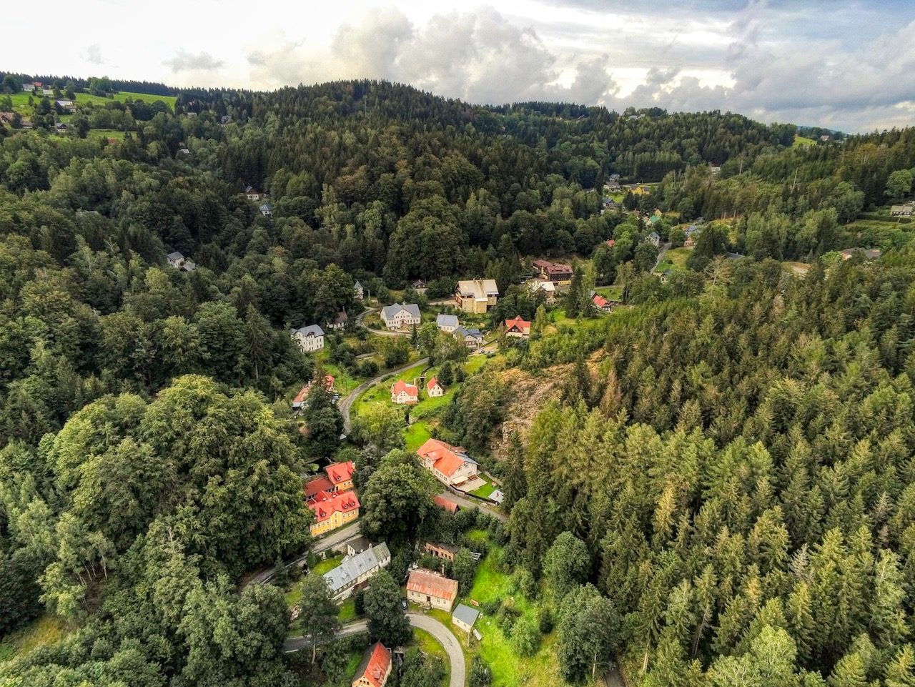 Zalesněné údolí Jizerských hor kolem Janova nad Nisou